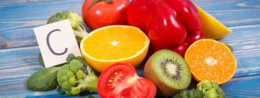 Meyve ve sebzeler içeren C vitamini ve doğal mineraller, sağlıklı beslenme kavramı