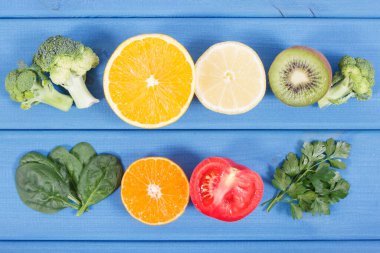 Meyve ve sebzeler içeren C vitamini ve doğal mineraller, sağlıklı beslenme kavramı