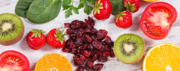 Groenten en fruit als bronnen vitamine C, voedingsvezels en mineralen, versterking van de immuniteit concept — Stockfoto