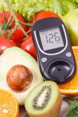Şeker seviyesini ölçmek için glucometer ve vitamin içeren sağlıklı besleyici çerez olarak sebze ile olgun meyve