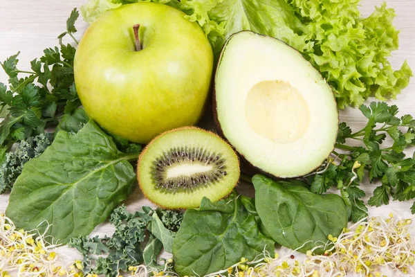Friss érett természetes gyümölcsök zöldségekkel és csírákkal. Ásványokat és vitaminokat tartalmazó tápláló élelmiszerek — Stock Fotó