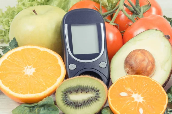 Glucomètre et fruits et légumes sains. Aliments nutritifs contenant des minéraux et des vitamines pendant le diabète — Photo