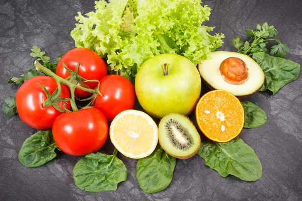 Frutta e verdura fresca e nutriente. Stili di vita sani, alimentazione, dimagrimento e dieta concetto — Foto Stock