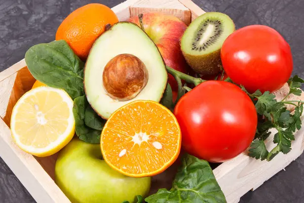 Свежие питательные фрукты и овощи. Здоровый образ жизни, питание, похудение и диета — стоковое фото