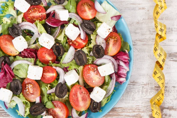 Ensalada griega con queso feta y verduras. Estilos de vida saludables, alimentos y adelgazamiento —  Fotos de Stock