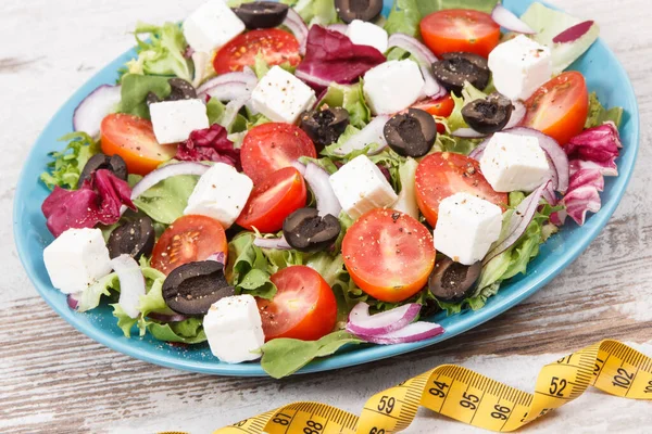 Ensalada griega con queso feta y verduras. Estilos de vida saludables, alimentos y adelgazamiento —  Fotos de Stock