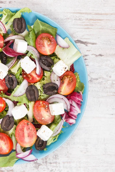 Salada grega fresca com queijo feta e legumes. Melhor comida para dieta e emagrecimento — Fotografia de Stock