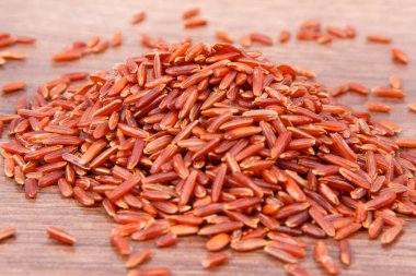 Kahverengi pirinç rustik kurulu, sağlıklı beslenme