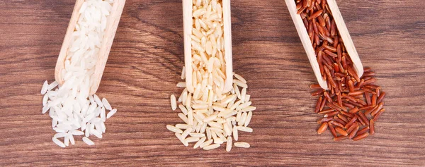 红色, 棕色和白色的米与木勺在质朴的板子, 健康的食物 — 图库照片
