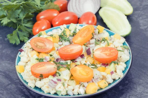 Bulgur groats ve sebzeli taze salata. Sağlıklı yaşam tarzları ve beslenme — Stok fotoğraf