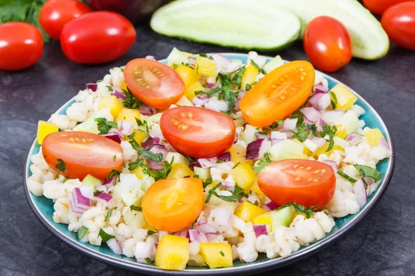 Diyet ve zayıflama için en iyi yiyecek olarak bulgur groats ve sebzeli taze salata. — Stok fotoğraf