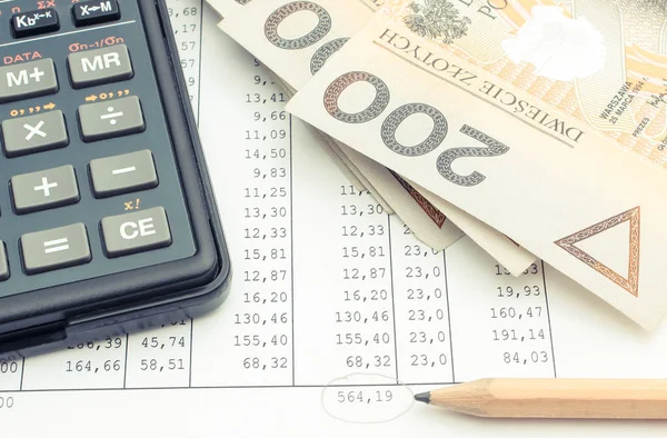 Poolse valuta geld, potlood en rekenmachine op spreadsheet. Financieel concept — Stockfoto