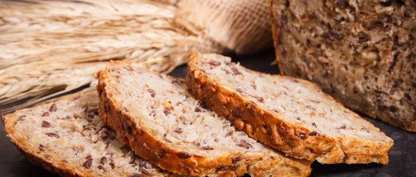 Pan integral para el desayuno y espigas de centeno o trigo — Foto de Stock