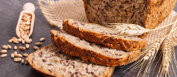 Pão integral fresco para pequeno-almoço e espigas de centeio ou de trigo — Fotografia de Stock
