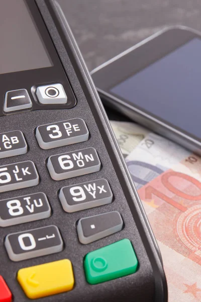 Betalningsterminal, smartphone med NFC-teknik och valutor euro. Val mellan kontantlösa eller kontant betala för shopping — Stockfoto