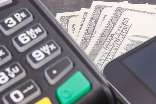 Terminal de pago, dinero y teléfono inteligente con tecnología NFC que utiliza para pagar sin efectivo en diferentes lugares — Foto de Stock