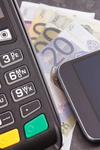 Betalningsterminal, pengar och smartphone med NFC-teknik som använder för kontantlösa betala på olika platser — Stockfoto