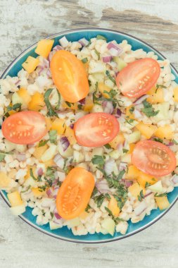 Sebzeli taze salata ve bulgur groats. Doğal vitamin ve mineraller içeren sağlıklı bir yemek.