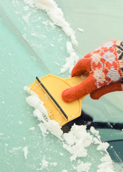Mão raspando gelo do pára-brisas do carro. Problemas de inverno no transporte — Fotografia de Stock