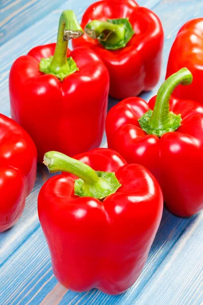 Fresh red peppers lying on boards, healthy nutrition concept — Stock Photo, Image