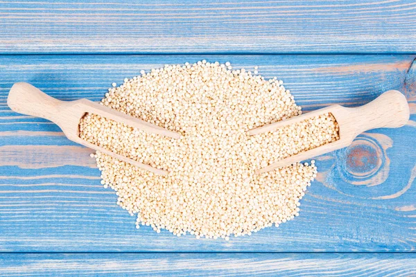 Semi di quinoa su cucchiai di legno come fonte di minerali sani e vitamine — Foto Stock