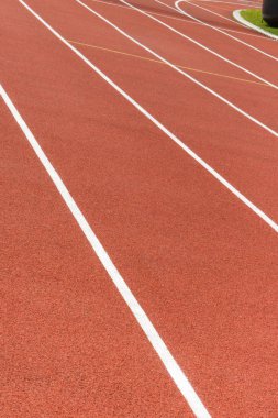 Stadyumda kırmızı koşu bandı. Temiz hava konseptinde sağlıklı ve sportif yaşam tarzları
