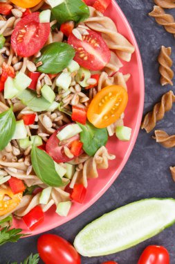 Makarna ve sebzeli taze salata. Diyet ve zayıflama için en iyi yemek.