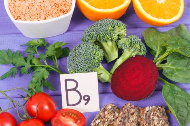 Kaynak olarak besleyici gıda B9 vitamini, beslenme lifleri, folik asit ve doğal mineraller, sağlıklı yaşam biçimleri kavramı