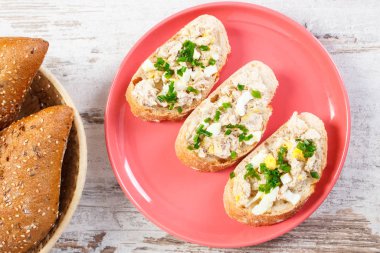 Hasır sepet içinde ev yapımı uskumru veya ton balığı Yapıştır ve taze huysuz baget dilim rulo
