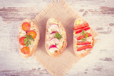 Klasik fotoğraf, ev yapımı uskumru ya da ton balığı ezmeli sandviç, sağlıklı beslenme konsepti.