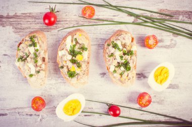 Klasik fotoğraf, taze uskumru balığı ezmesi ve sandviçleri hazırlamak için malzemelerle hazırlanmış kabuklu baget.