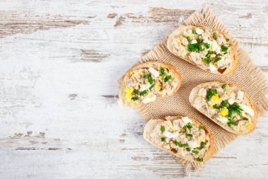 Ev yapımı uskumru ya da ton balığı ezmeli baget ya da sandviç, sağlıklı beslenme konsepti, rustik tahtadaki metin için kopyalama alanı