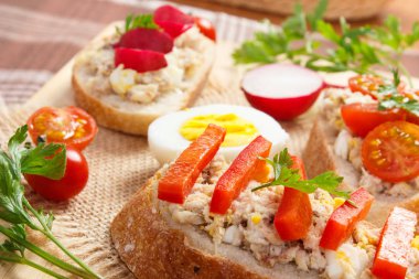 taze sandviç ya da baget uskumru veya ton balığı ile yapıştırın, sağlıklı beslenme kavramı