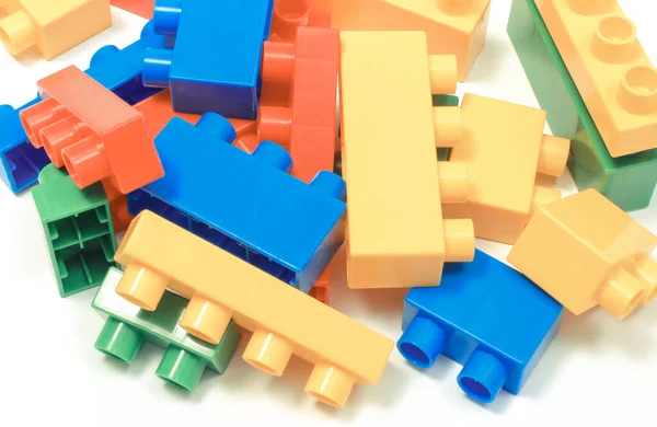 Beyaz Arka Plan Çocuklar Için Renkli Oyuncak Blokları Closeup — Stok fotoğraf