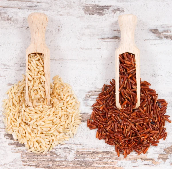 Hnědá Červená Rýže Dřevěných Lopatkách Rustikální Desce Koncept Zdravé Výživy — Stock fotografie