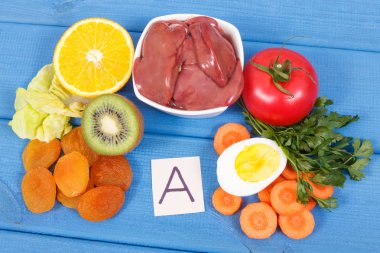 Tavuk karaciğer meyve ve sebze ile kaynak A vitamini, diyet lifi ve doğal mineraller, sağlıklı beslenme kavramı