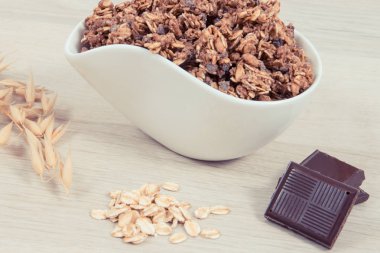 Tahıl gevreği, yulaf ezmesi ve çikolata kaynak demir olarak, kahvaltı konsepti için sağlıklı yiyecek.