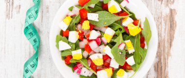 Cam kasede sebze ve yumurta bulunan santimetre ve taze bezelye salatası, zayıflama, diyet ve sağlıklı yaşam tarzları ve beslenme konsepti