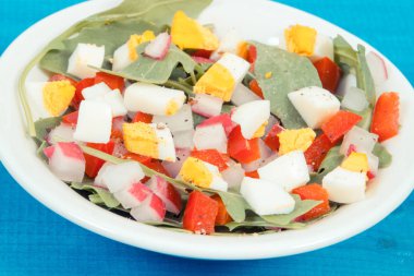 Taze ayni salata sebze ve yumurta beyaz cam kase, diyet, sağlıklı yaşam ve beslenme kavramı ile