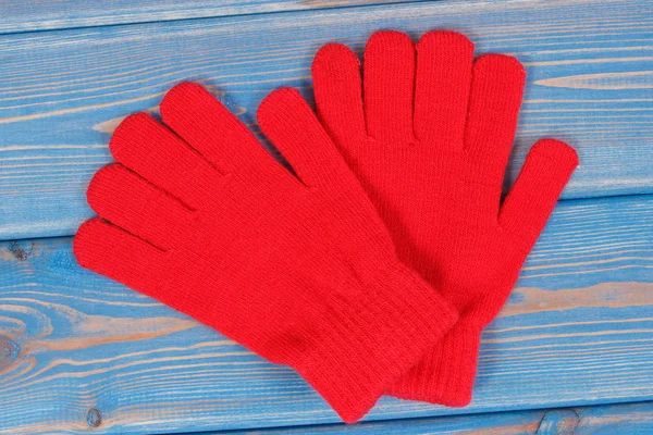 Κόκκινα Μάλλινα Γάντια Για Γυναίκα Μπλε Πίνακες Ζεστά Ρούχα Για — Φωτογραφία Αρχείου