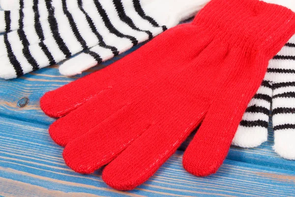 Красочные Шерстяные Перчатки Женщин Синих Досках Теплая Одежда Осени Зимы — стоковое фото