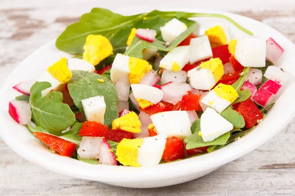 Friss Saláta Zöldség Tojás Tálba Koncepció Egészséges Életmód Táplálkozás — Stock Fotó