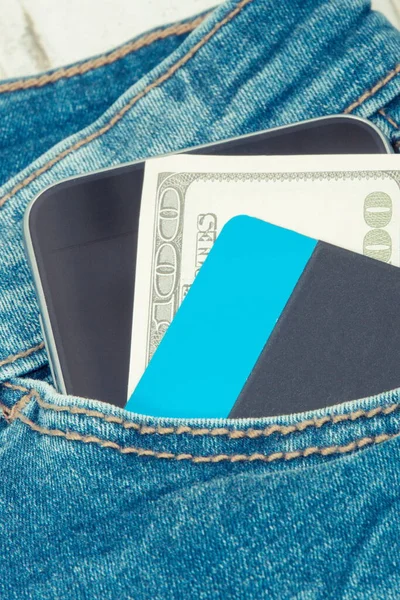 フロントジーンズポケットにクレジットカード お金と携帯電話 ショッピングのためのキャッシュレスまたは現金の概念 — ストック写真