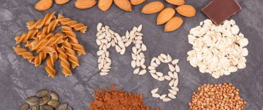Yazıt MG ve magnezyum içeren besleyici yiyecekler. Kaynak olarak sağlıklı besin doğal vitaminler, mineraller ve beslenme lifleri