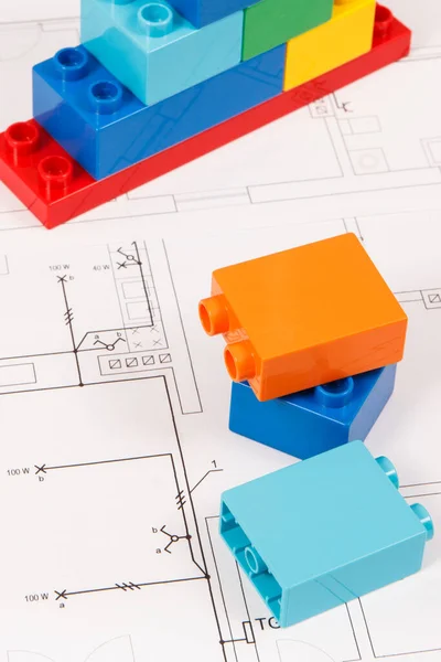 Πολύχρωμα Πλαστικά Μπλοκ Παιχνιδιών Και Κατασκευαστικά Σχέδια Του Σπιτιού Έννοια — Φωτογραφία Αρχείου