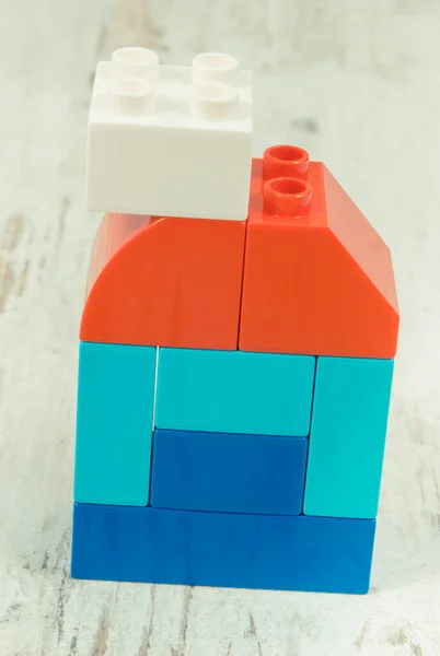Şeklinde Renkli Plastik Oyuncak Blokları Satın Alma Veya Kiralama Kavramı — Stok fotoğraf