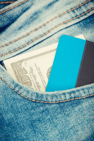 フロントジーンズポケットのドルとクレジットカード ショッピングのためのキャッシュレスまたは現金の概念 — ストック写真