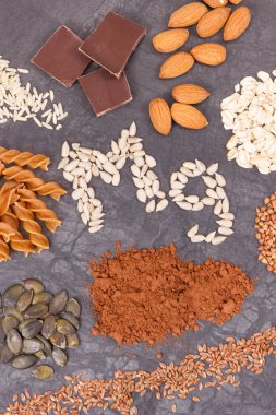 Yazıt MG ve magnezyum içeren besleyici yiyecekler. Kaynak olarak sağlıklı besin doğal vitaminler, mineraller ve beslenme lifleri