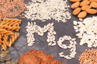 Magnezyum, vitamin, diyet lifleri ve doğal mineraller içeren farklı malzemeler. Sağlıklı besleyici yiyecekler