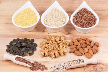 Sağlıklı tiroid için en iyi besleyici besin. Doğal yiyecekler, kaynak vitamin ve mineral olarak kullanılır.